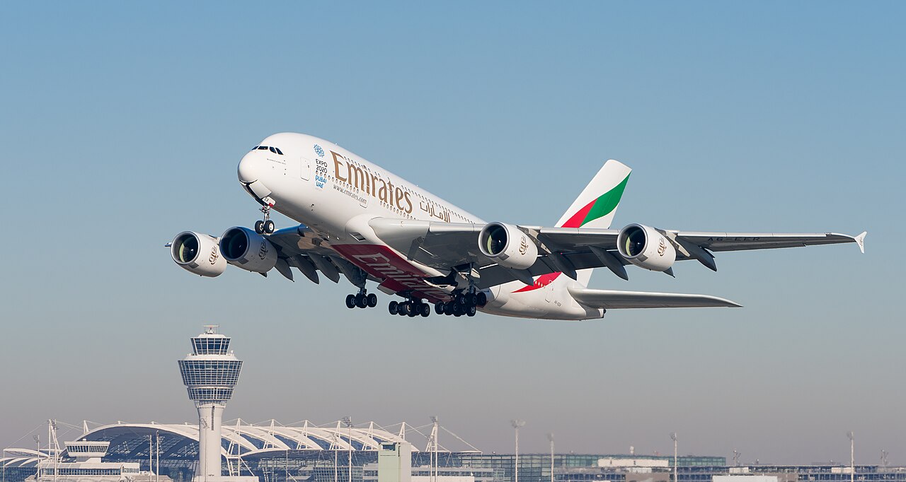 Комфорт в экономе: в самолётах Emirates начали появляться подголовники с откидной подушкой